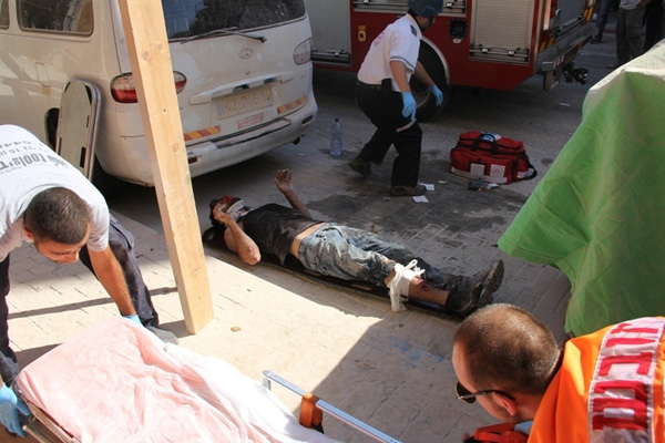 بالفيديو: مصرع عامل من أم الفحم واصابة آخرين بانهيار مبنى في شارع هرتسل قرب يافا